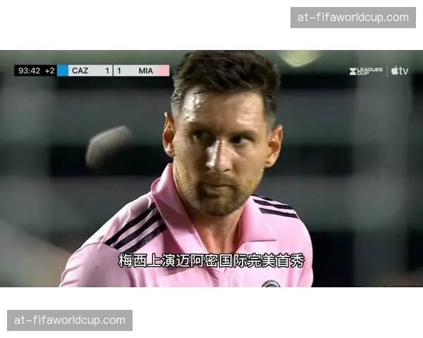 赛后更衣室内，确定离队的克莱蒙主帅与队员逐一拥抱告别